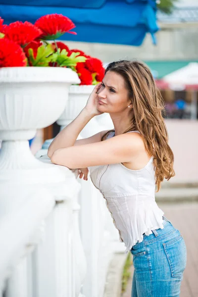 Portrait of a beautiful european woman smiling outdoors — Stock Photo, Image