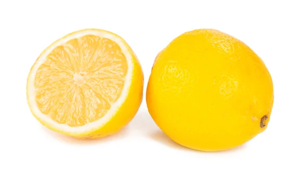 Крупним планом наполовину лимон і оздоровчий один на білому тлі — стокове фото