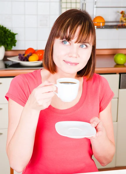 Mujer joven disfrutando de una taza de café — Foto de Stock