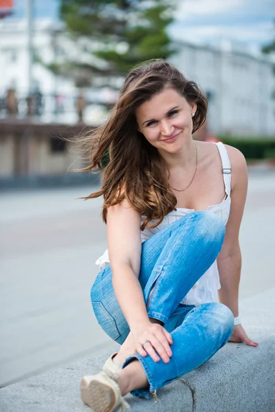 Portréja egy gyönyörű európai nő mosolyogva szabadban — Stock Fotó