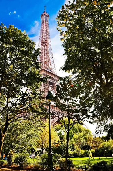Imagen orientada verticalmente famosa Torre Eiffel en París, Francia . — Foto de Stock