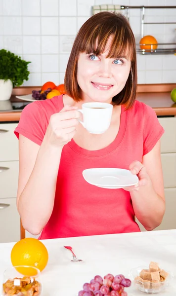 Jovem mulher desfrutando de uma xícara de café — Fotografia de Stock