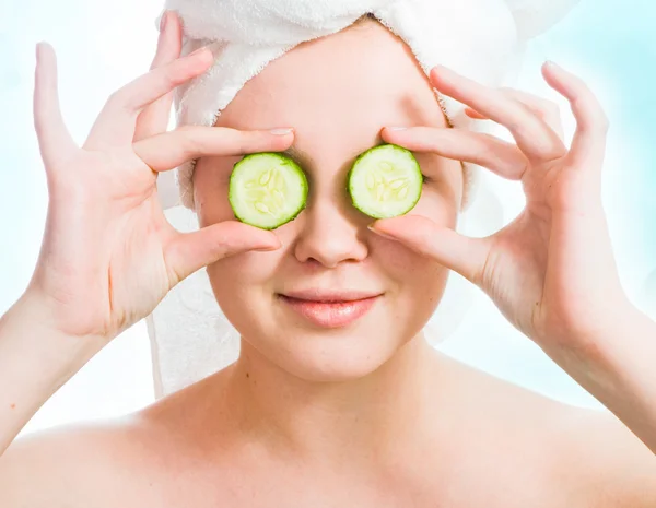 Mujer con pepinos en los ojos — Foto de Stock