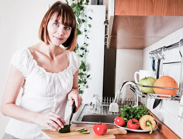 Frau bereitet etwas zu essen zu — Stockfoto