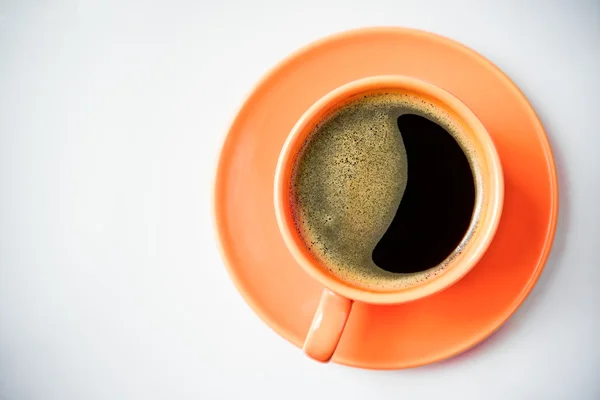 Kaffee in einer orangefarbenen Tasse — Stockfoto