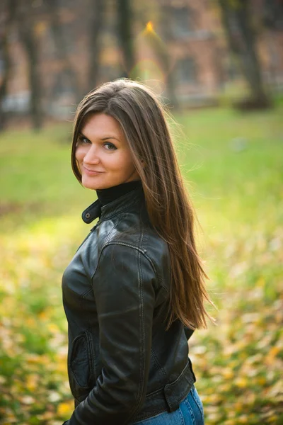 Jonge vrouw portret in herfst park — Stockfoto