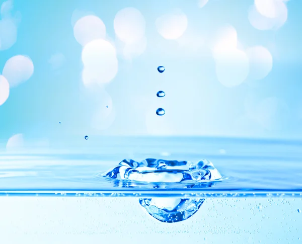 푸른 물 아름 다운 스플래시 드랍 스 — 스톡 사진