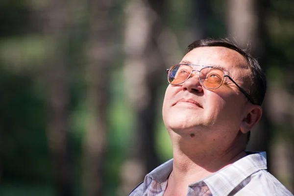 Retrato homem pensativo olhando para cima — Fotografia de Stock