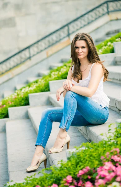 Porträt einer schönen europäischen Frau, die auf Stufen sitzt — Stockfoto
