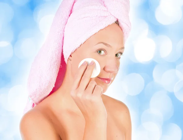 A close up of a beautiful young woman removing her make up. — Stock Photo, Image