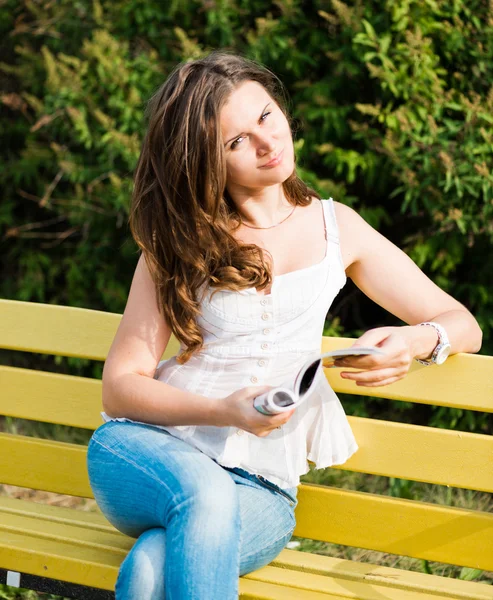 Mujer leer una revista en el parque —  Fotos de Stock