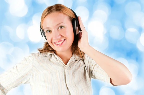 Hermosa mujer escuchando música — Foto de Stock