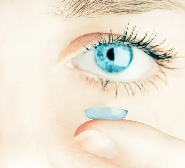 Invoegen van een contactlens in vrouwelijke oog — Stockfoto