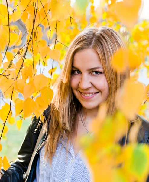 Närbild porträtt av höstens kvinna med gula blad — Stockfoto