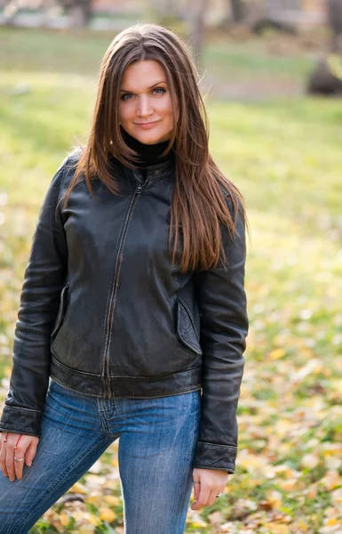 Genç kadın portre sonbahar Park Stok Fotoğraf