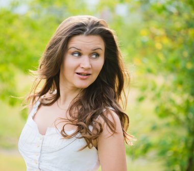 sürpriz bir genç kadının portresi