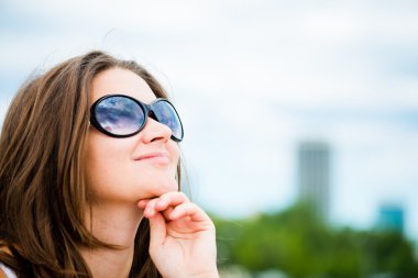 açık havada gülümseyen güzel Avrupa kadın