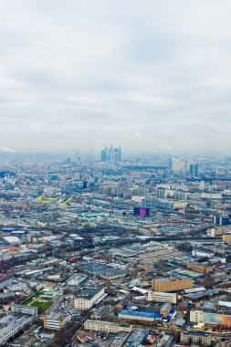 yukarıda Moskova cityscape ve mavi bulutlar sonbahar öğleden sonra göster