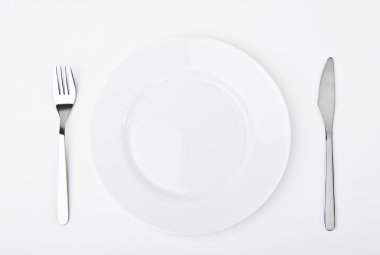 zee en heldere hemel tijdens zonsondergang