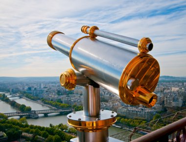 Paris 'e bakan Eyfel Kulesi teleskopu.
