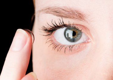 Kontakt lens kadın gözümün içine sokmak yakın çekim