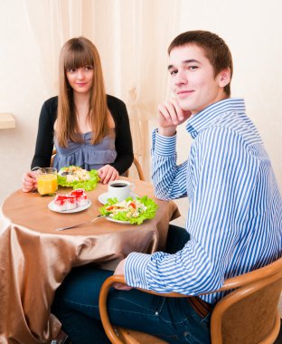 Genç çift restoranında yemek