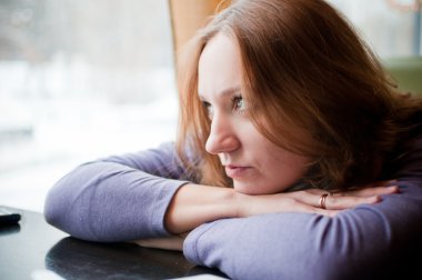 genç ve güzel kadın bir masanın üzerine eğilerek