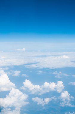 Bulutların üstünde mavi gökyüzü.