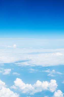 Bulutların üstünde mavi gökyüzü.