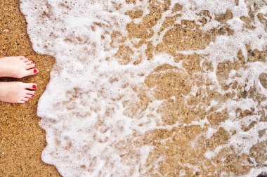 kumlu sahilde kızın bacakları ince