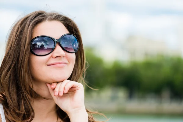 Belle femme européenne souriant à l'extérieur — Photo