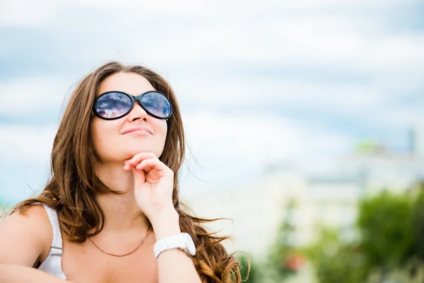 Mooie Europese vrouw die lacht buitenshuis — Stockfoto