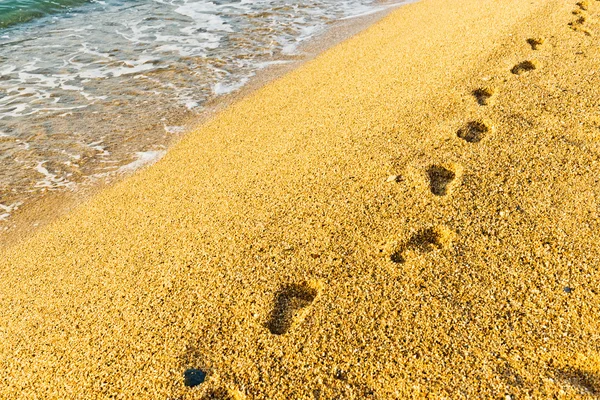 Footprint on sand with foam — Stockfoto