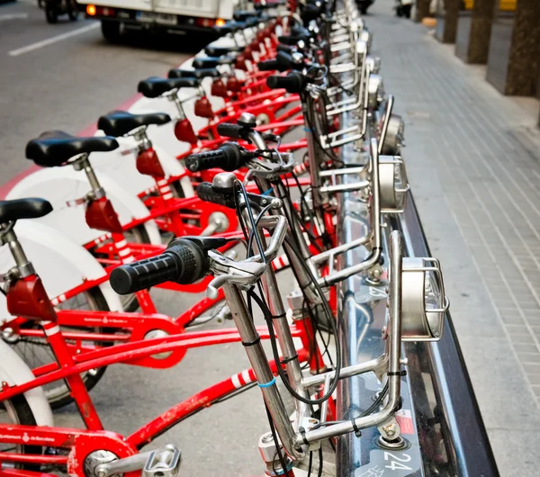 Парковка велосипедов напрокат — стоковое фото