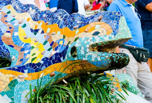 Il drago mosaico a Barcellona al parco Guell — Foto Stock