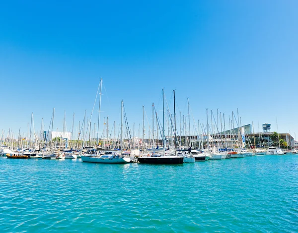 Några båtar i Barcelonas hamn — Stockfoto