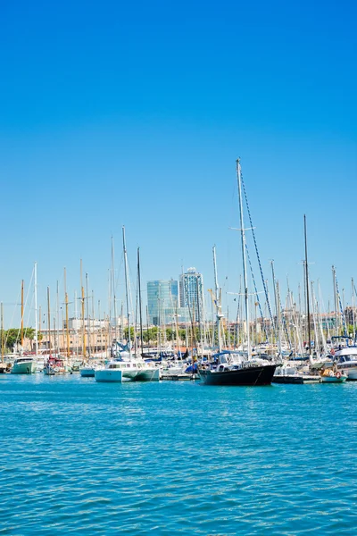 Sommige boten in de haven van Barcelona — Stockfoto