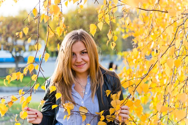 Närbild porträtt av höstens kvinna med gula blad — Stockfoto