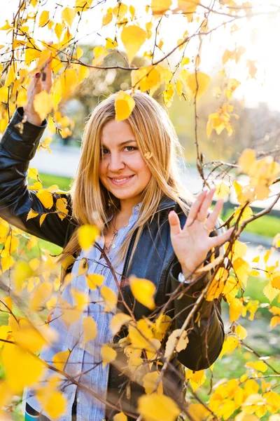 Primer plano retrato de la mujer de otoño con hojas amarillas —  Fotos de Stock