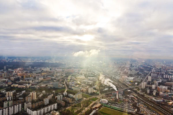 Yukarıda Moskova cityscape ve mavi bulutlar sonbahar öğleden sonra göster — Stok fotoğraf