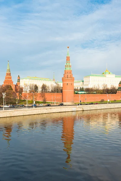 Un terraplén del Kremlin de Moscú está en Rusia. Puesta de sol — Foto de Stock