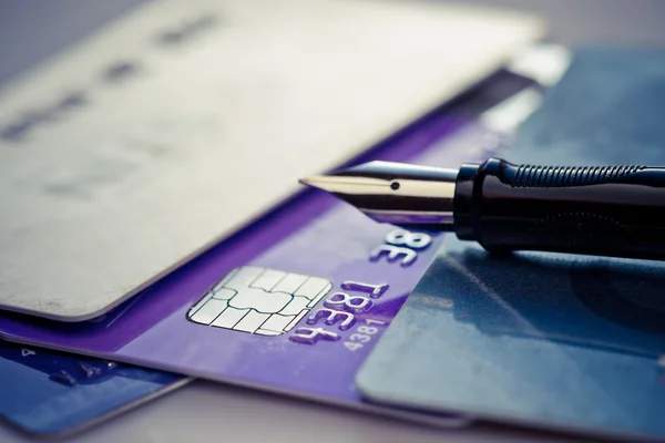 Creditcard en pen — Stockfoto