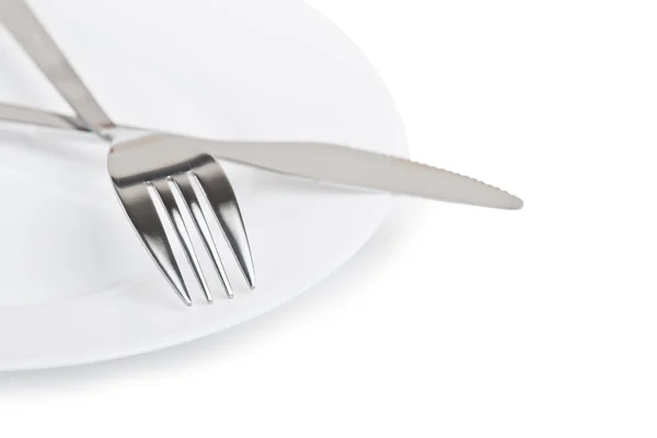 Kniv och gaffel på vit platta — Stockfoto