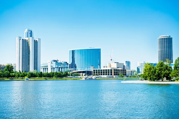 Uitzicht op kade kade dijk Yekaterinburg City. — Stockfoto