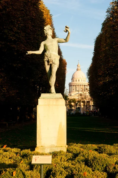Statue "l 'acteur grec" im Jardin du luxembourg in Paris. — Stockfoto