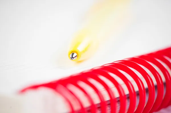 Cuaderno y pluma — Foto de Stock