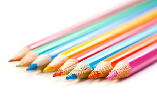 Crayons de couleur sur un blanc — Photo