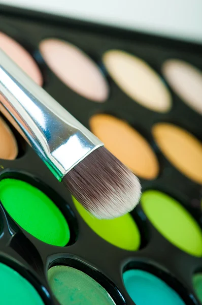 Veelkleurige oogschaduwen met cosmeticaborstel — Stockfoto