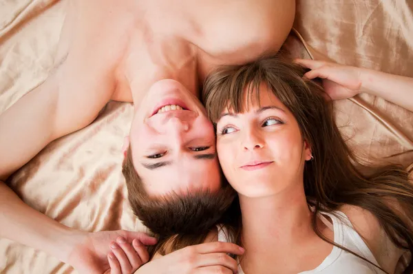 Jovem casal feliz na cama — Fotografia de Stock