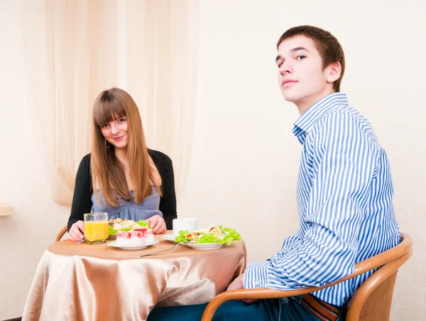 Junges kaukasisches Paar speist im Restaurant — Stockfoto
